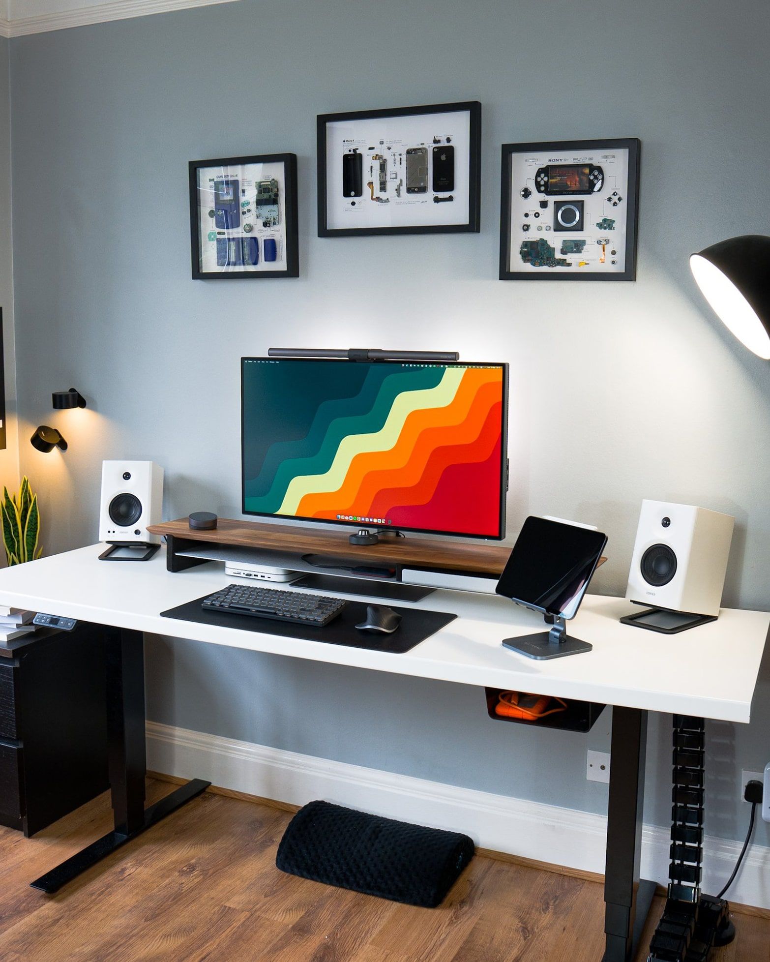 The Ideal Minimalist Laptop Desk Setup for a Home Office