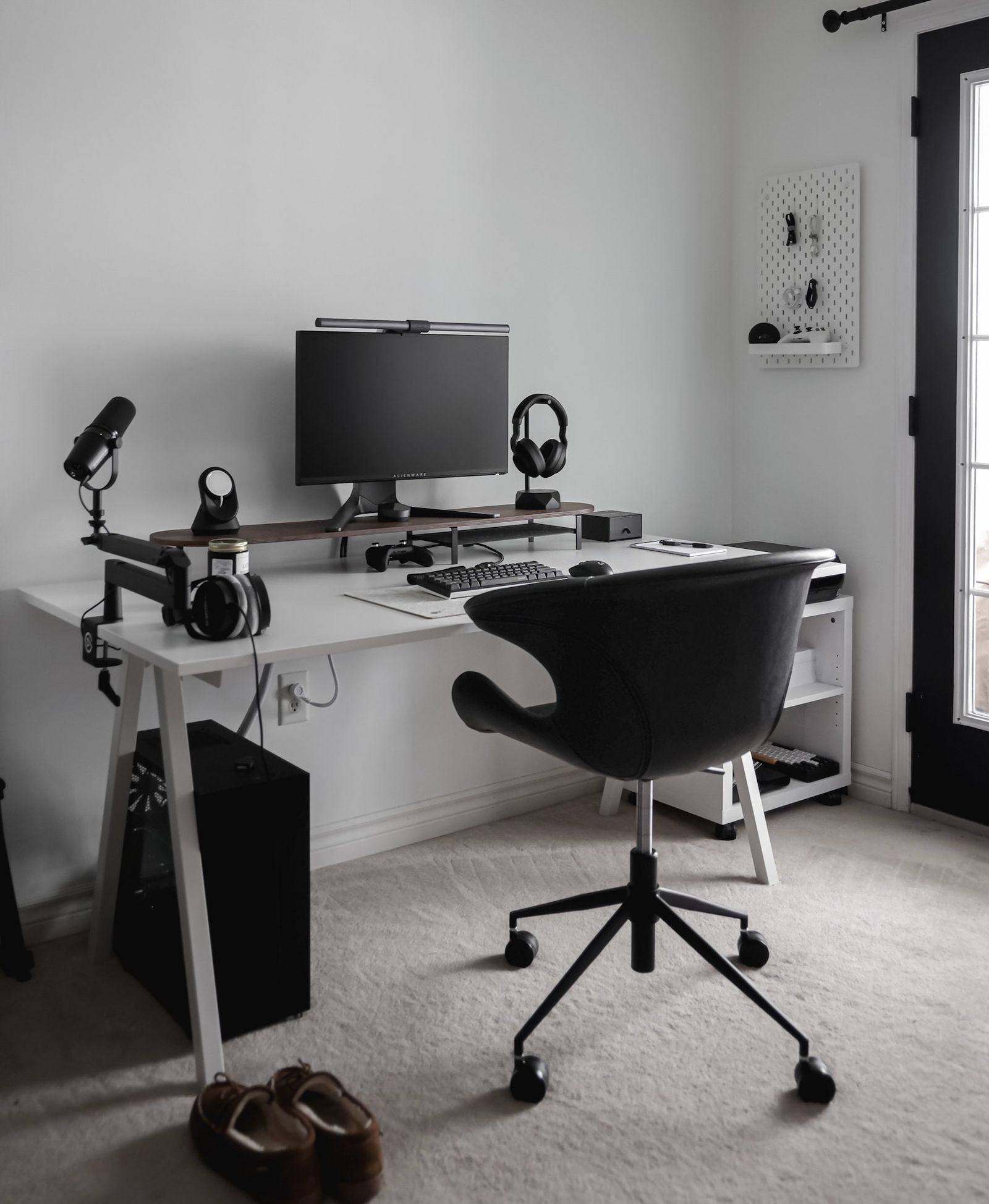 https://www.makerstations.io/content/images/2023/11/cory-johnson-desk-setup-01-1.jpg