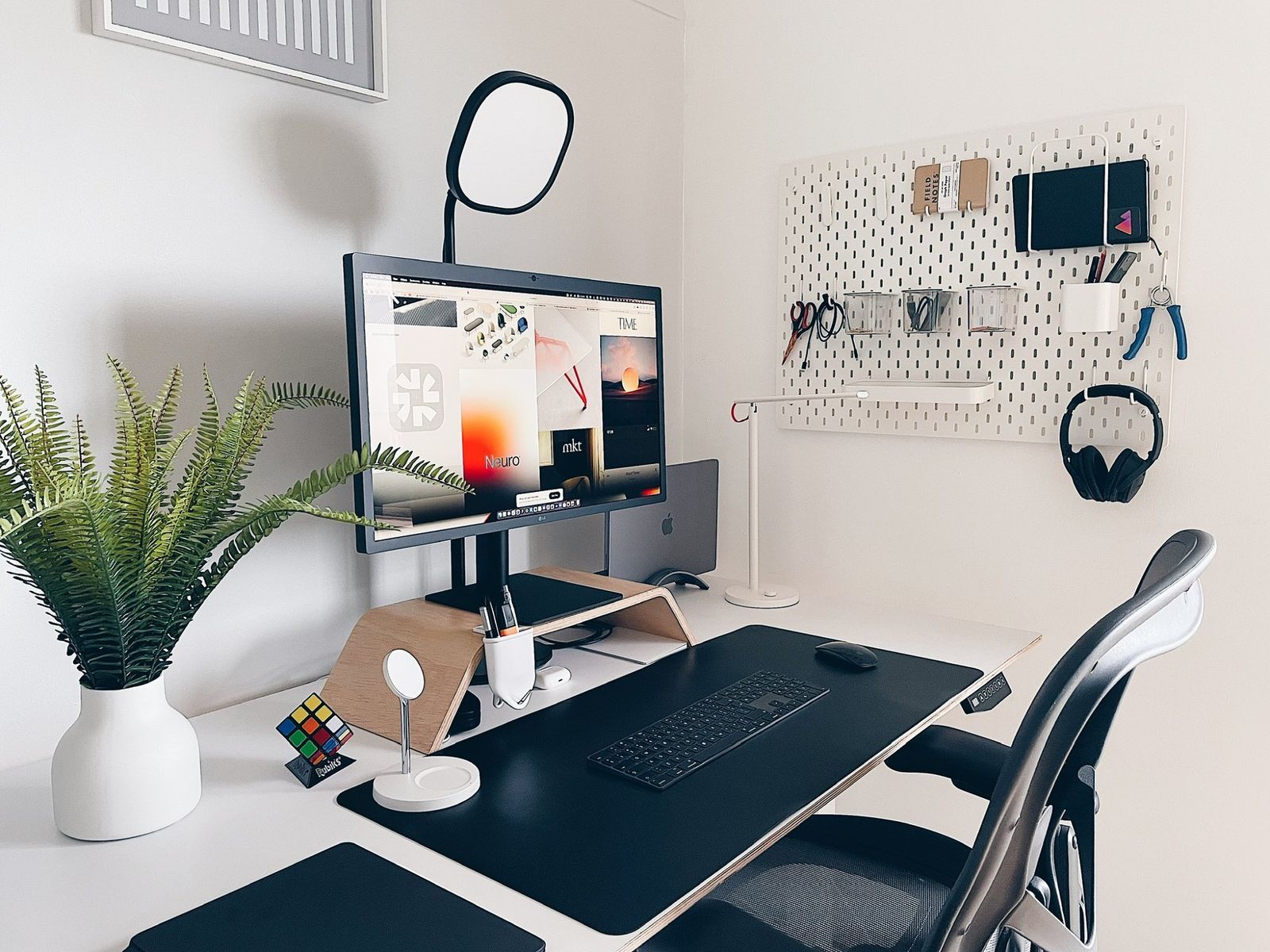 24+ Must-Have Minimalist Desk Accessories and Home Office Setup
