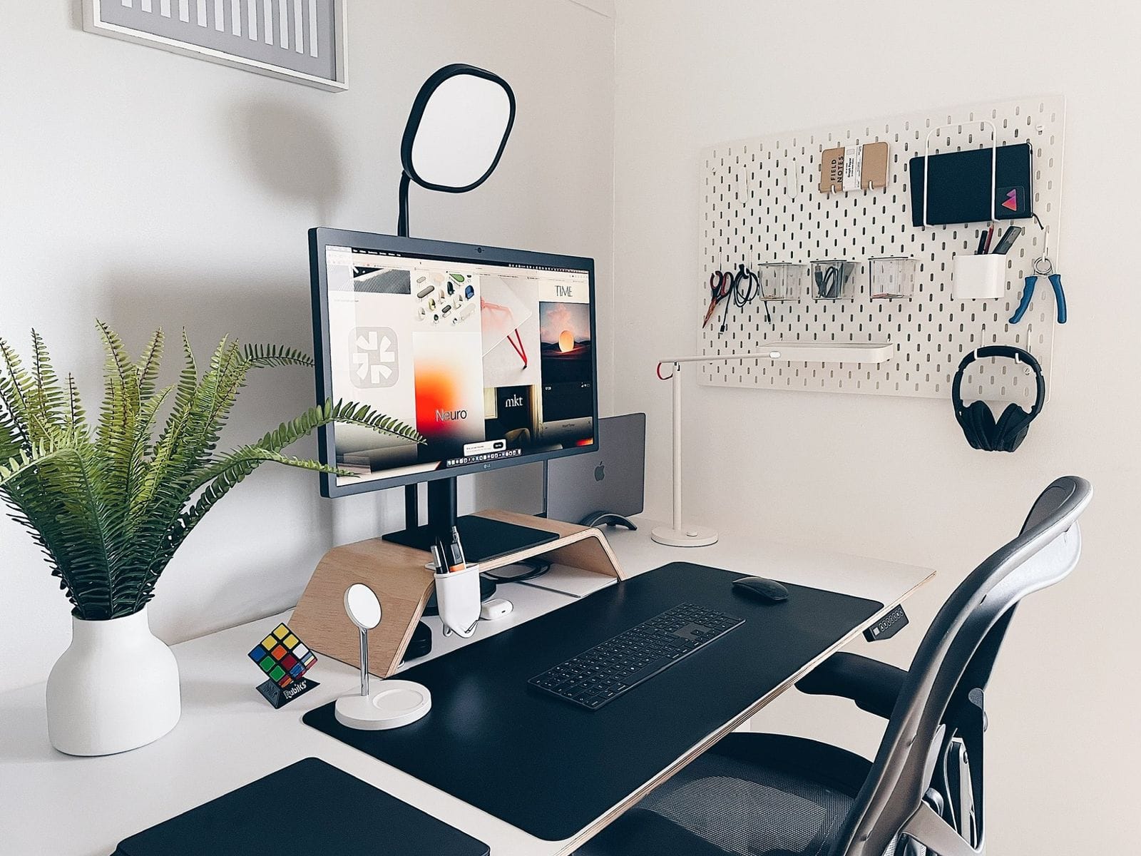 A minimalistic ergonomic home office