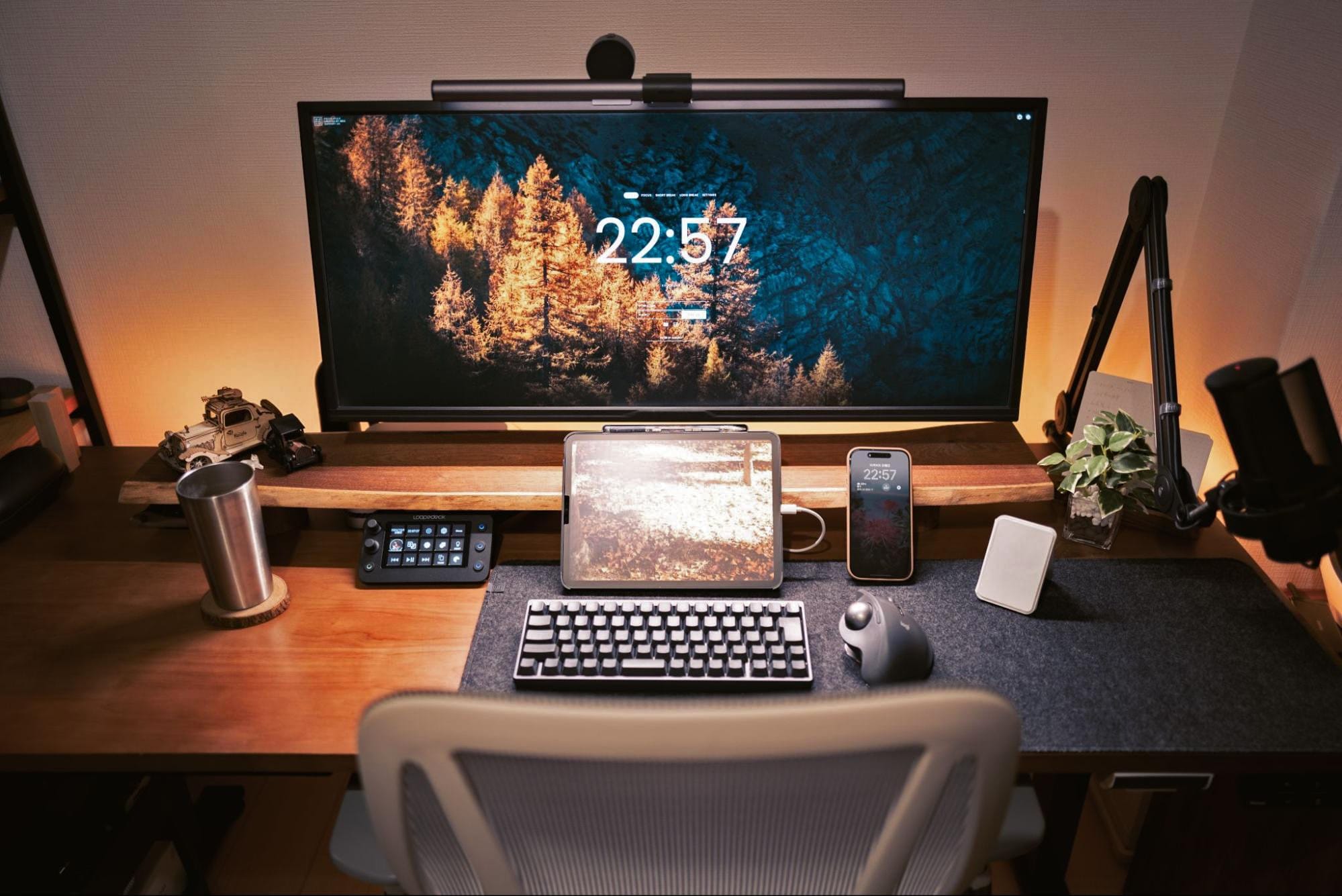 A clean, dark desk setup with a JAPANNEXT monitor