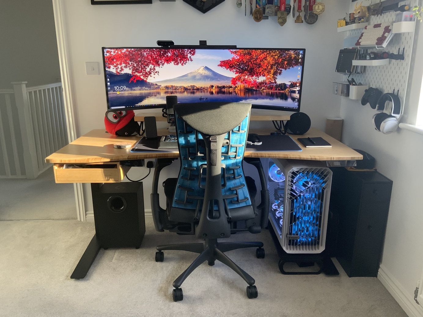 https://www.makerstations.io/content/images/size/w1384/2022/06/colin-chang-desk-setup-02-2.jpg