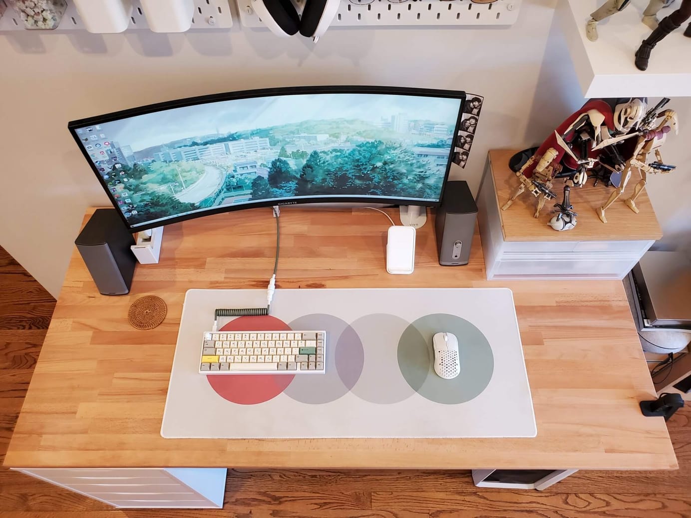 https://www.makerstations.io/content/images/size/w1384/2023/12/ryoma-brunel-desk-setup-top-view-02.jpg