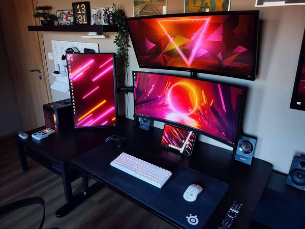 Multi-Monitor Desk Setup